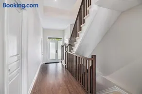 Luxurious Tastefully Furnished 3 bedroom Home in Ottawa - Image 2