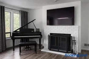 Remodeled, Spacious, Modern Retreat 5 BR, 3BA, 2KIT - Image 2