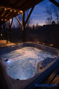 Fox Lake Cabin Retreat! Hot Tub, Games, Fire Pit, Sleeps 8 - Image 1