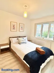 KH-Entire House -Central Scotland, Self-Check-in , Pet-friendly and with Parking - Image 1