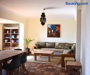 Luxurious apartment at top location with scenic mountain view - Image 2