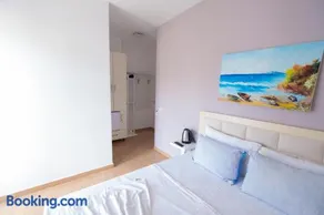Sun Shine Hotel - Image 1