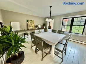 Chic Country Home W Sprawling Acreage - Image 3