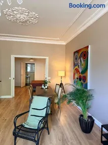 historic city apartment with private parking - Image 2