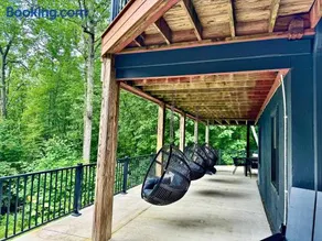 MOONLIGHT MOUNTAIN MANOR - Cedar Hot Tub, Views & Games - Image 2