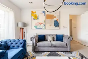 Stunning Station Apartment with free Parking - Image 4