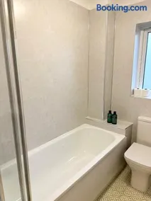 Cosy 2-bedroom house in a great location - Image 4