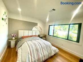 Cozy 1 Evergreen Guest House - Image 2