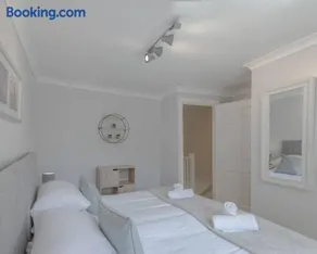 2BR Chapel Break Parking Kitchen Fast WiFi - Image 1