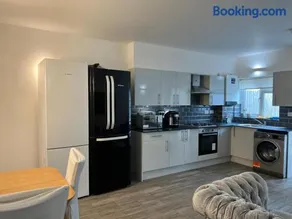 Zone 3 Flat with Parking and Garden - Image 3