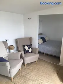 1-bedroom chalet with parking on site - Image 3