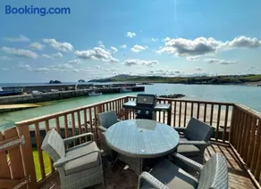 Top Floor Retreat Portmor- Sea, Beach & Balcony - Image 2