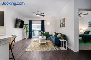 Verdant Retreat 2BR 2BA Spacious 2 KingBeds GymWFH - Image 2