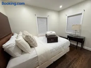 Spacious 5 bedroom single family home sleeps 12 with driveway near DC - Image 5