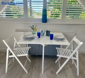 Cosy accommodation, easy walk to beach! - Image 4
