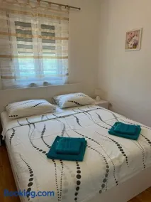 Beachfront Top Floor Apartment Trogir - Image 4