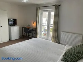 Spacious 4 Large Bedrooms Thurrock Grays 3 baths 1 ensuite Netflix Free Parking - Image 5