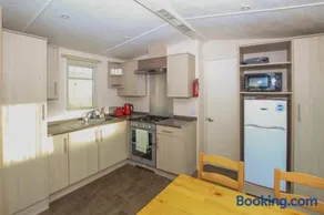 Bayview Retreat - 3 bedrooms with decking sleeps 6 - Image 5