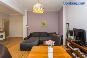 Colorful 2BDR Apartment in the City Center - Image 5