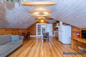 Bright and Cozy Treehouse Apartment - Image 3
