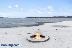 Cozy Winter Retreat with Hot Tub & Lakefront Views - Image 5