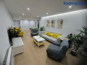 Amplio y moderno piso de 4 habitaciones y terraza - Image 2
