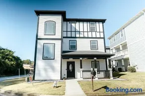 Enjoy this mini-mansion near downtown and the airport! - Image 1