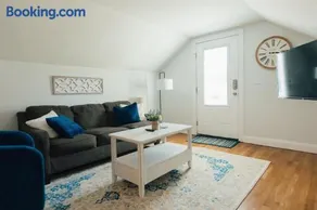 Charming Apt with chic decor Superhost w 5 Stars - Image 4