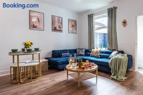 5BR - House - Hot Tube - Airport - A38-A50 - Parking - Image 2
