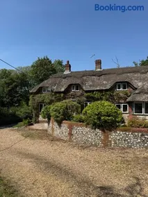 3 Bedrooms, 3 Double Beds, 6 Guests, Countryside Thatched Cottage - Image 1