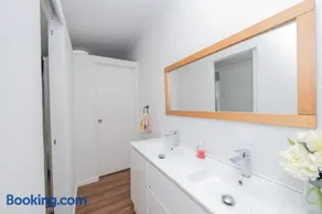 Classic decor, freshly painted 3 bedroom and 2 bathroom quiet home - Image 3