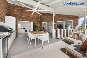 Stylish & Central Coastal Apartment - Image 4