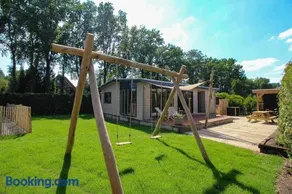 Luxury 8-Person Wellness Chalet - Private Jacuzzi & Sauna - Airco - Fenced Garden - Veluwe - Image 1