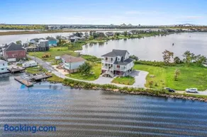 Waterfront 4 Bedroom Home - Image 3