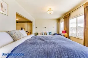 Two Bedroom, Two Newly Renovated Bathrooms, Deck - Image 3