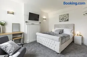 Luxury 3-Bed Apartment Near To London With Parking - Image 2