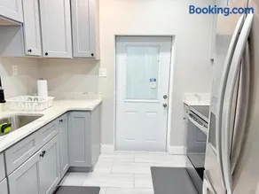 3BD 2BA townhome with TV in each room, Central AC, kingbed, patio - Image 2