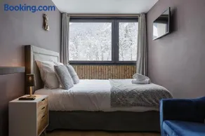 Beautiful mountain view studio by the lake - Image 1