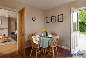 Chase Lodge, Kenilworth, Family Sized Cottage With free Wifi - Image 3