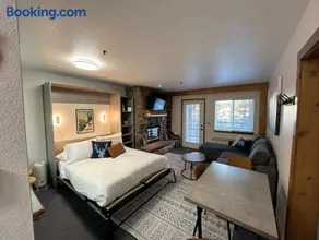The Meadows- Charmed Ski & Relax Studio - Image 1