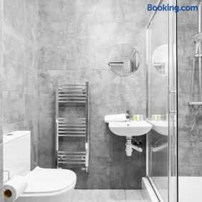 Spacious Apartment - Street Parking - Smart TV - Netflix 49G - Image 4