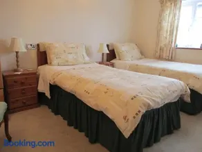 Albertine ,A warm welcome awaits you ,Offering en-suite room only accommodation,Ideal location for Solent Way ,High Street ,Isle of Wight ,New Forest - Image 5