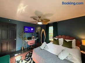 Speakeasy Hot Tub Escape | Pet-Friendly | Hudson NY - Image 3