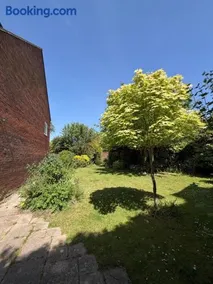 Modernised townhouse near Howbery Park - Image 4