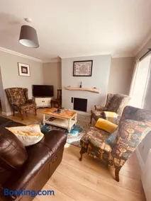 Cosy 3 bedroom townhouse with wood pellet stove! - Image 1