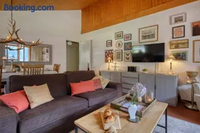 Soulful escape with fireplace and mountain views - Image 1