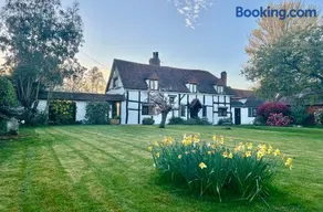 Luxury 16th Century 4-Beds Tudor Cottage - Image 1