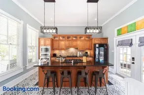 Martin A -Private historic district apt with pool-suite A - Image 3