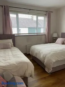 Triple Room with Private Bathroom at Caroline's Guest House, River Street, Clara - Image 5