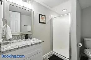 10 mins from downtown Dallas pool & gym - Image 3